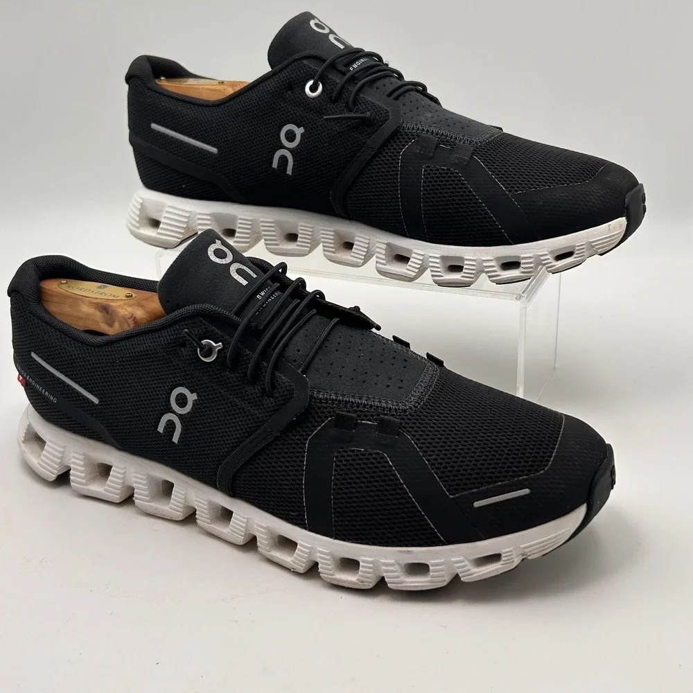 On Cloud Cloudflow Sneaker Men 9.5 Black White Running Shoes Gorpcore Athleisure